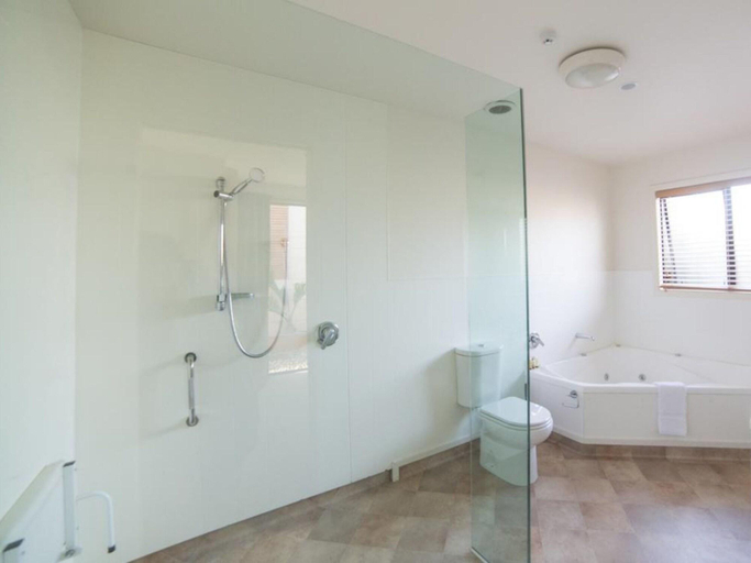 Bathroom 3, Heritage Court Lodge, Waitaki