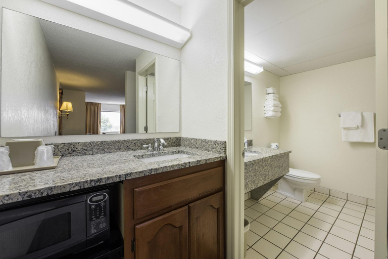 Bedroom 3, Branson's Best, Taney