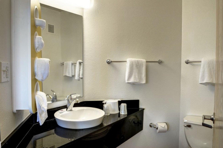 Bathroom, Motel 6 Gulfport, MS – Airport, Harrison