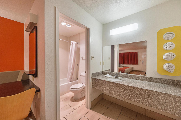Bathroom 4, Motel 6 San Antonio Fiesta Trails, Bexar