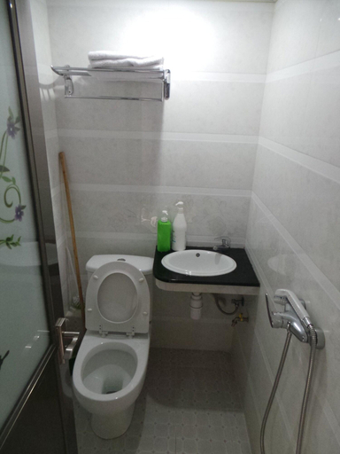 Bathroom 4, Yue Ka Hotel 99 Argyle Street, Kowloon