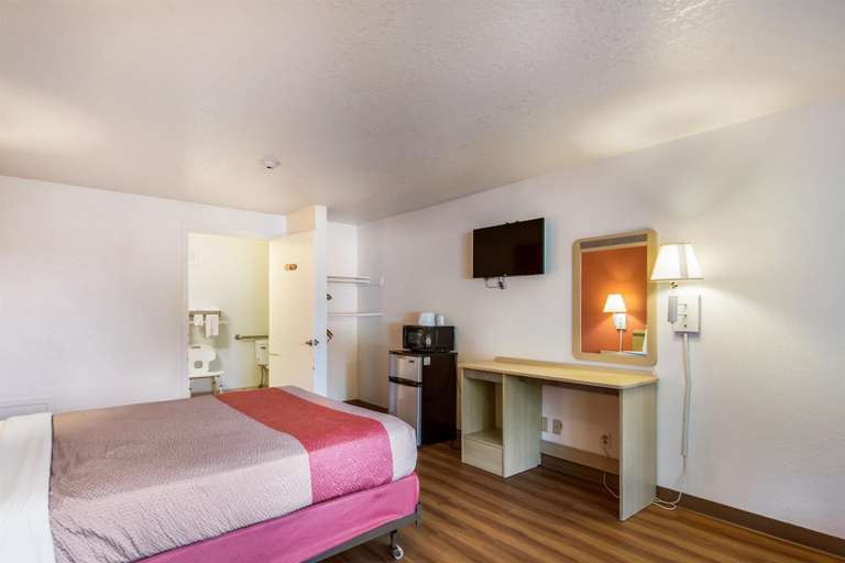 Bedroom 3, Motel 6 Vancouver, Clark