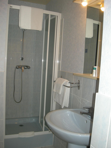 Bathroom 4, Hôtel La Renaissance, Manche