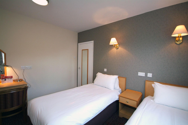 Bedroom 4, Old Grey Mare Inn by Greene King Inns , Kingston upon Hull