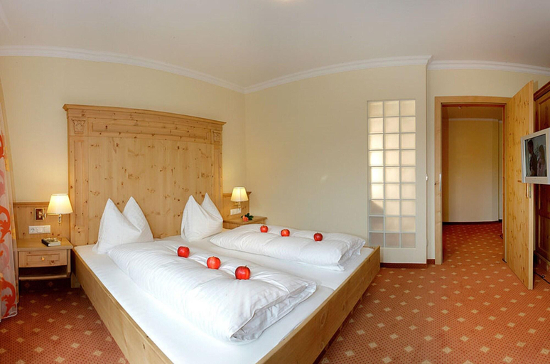 Bedroom 3, Alpenblick Sporthotel, Zell am See