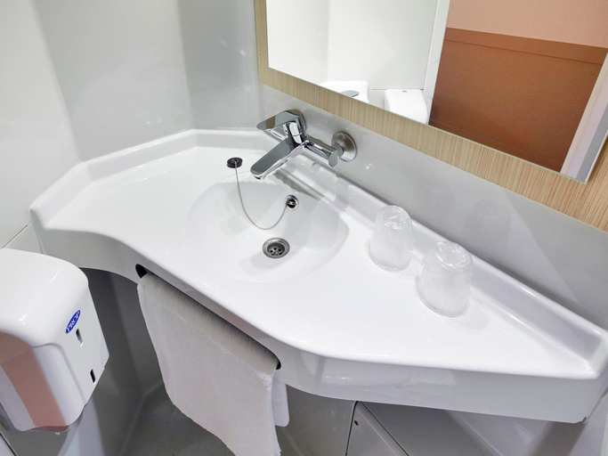 Bathroom 5, Premiere Classe Marne La Vallee Torcy, Seine-et-Marne