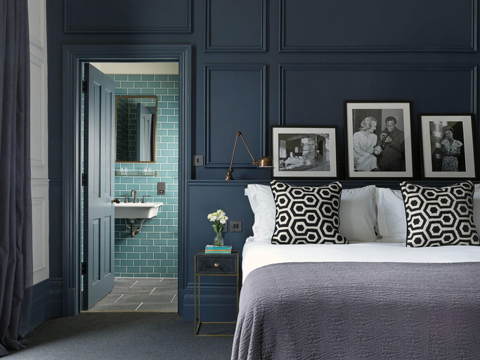 Bedroom 3, The George Hotel and Montys, Gloucestershire