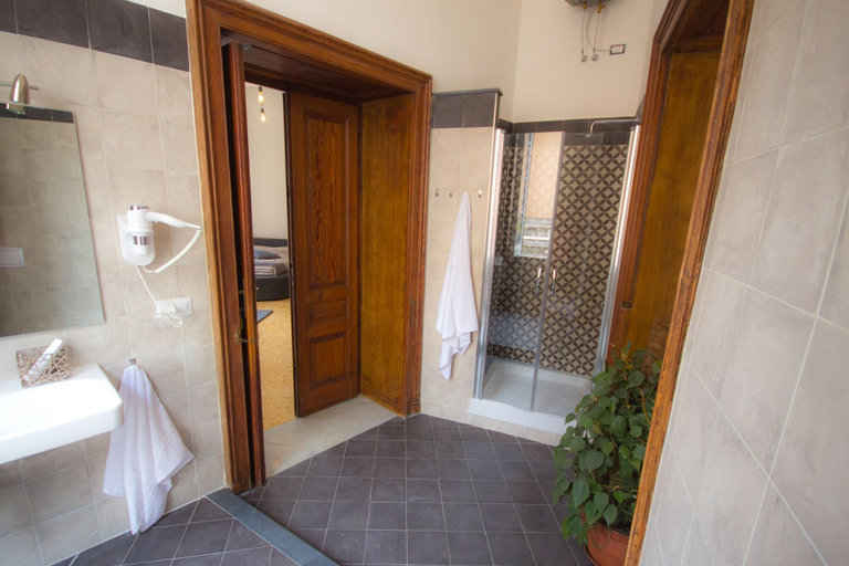 Bathroom 5, Sanfelice, Napoli