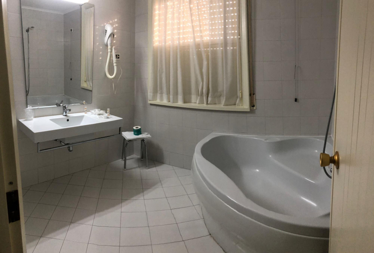 Bathroom 4, Grand Hotel Lamezia, Catanzaro