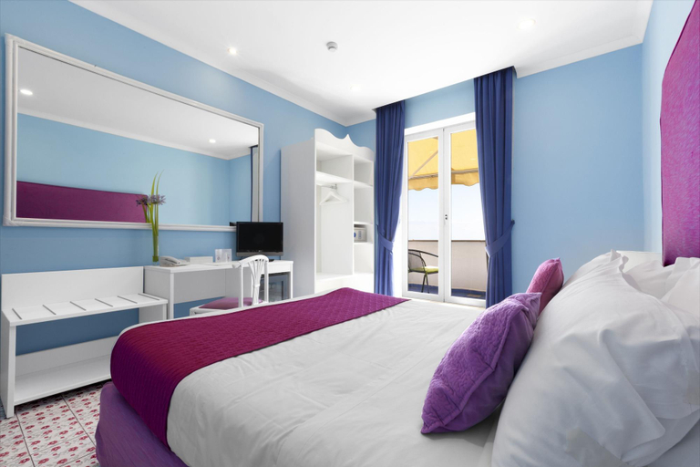 Bedroom 3, Hotel Bougainville, Salerno