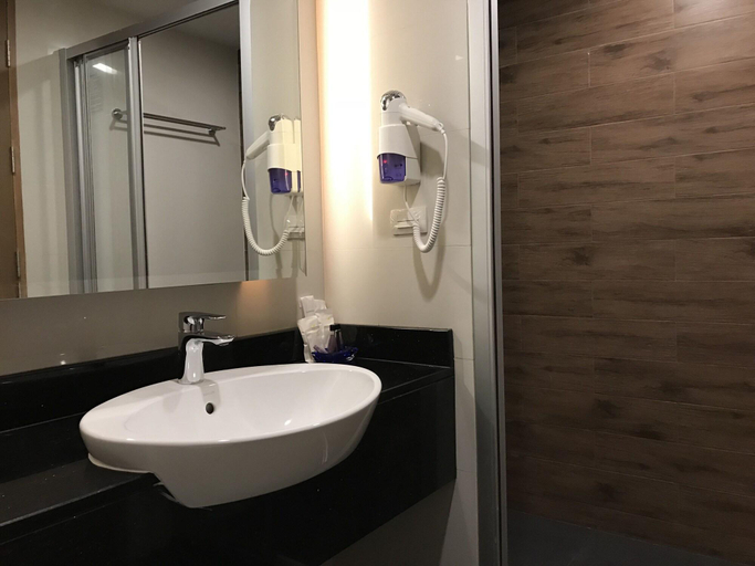 Bathroom 3, May Hotel, Pattaya