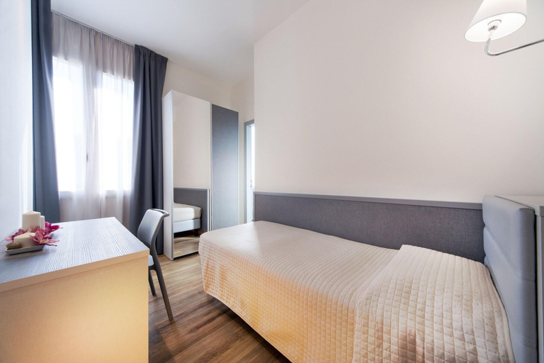 Bedroom 3, My Place Hotel, Rimini