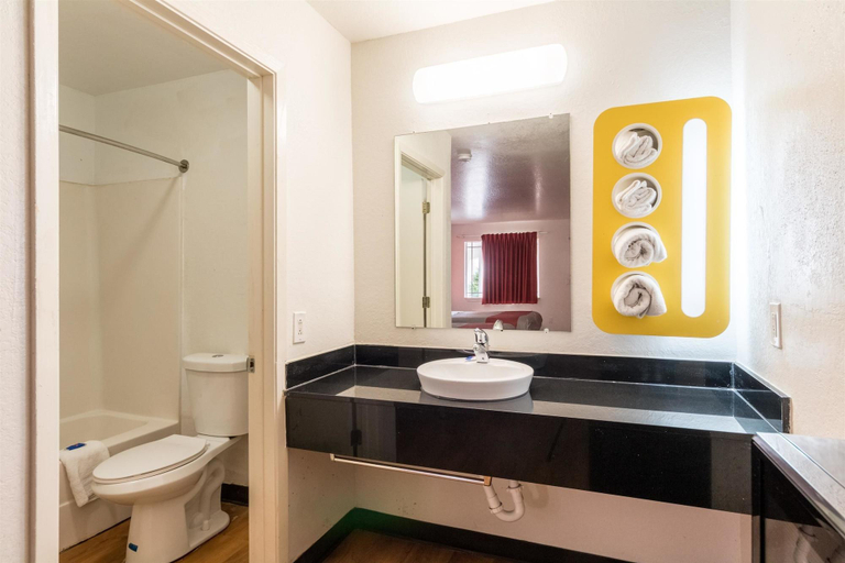Bathroom 4, Motel 6 Seguin, TX, Guadalupe