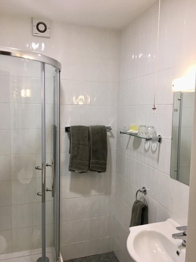 Bathroom 4, Globe Inn, Staffordshire