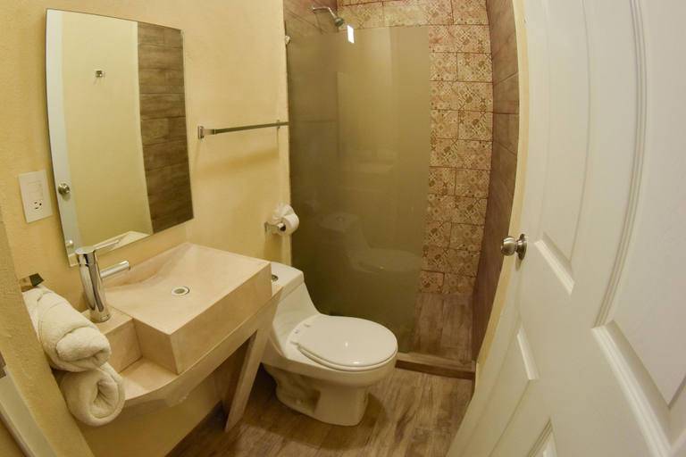Bathroom 4, Valenciana Midway Inn, Guanajuato