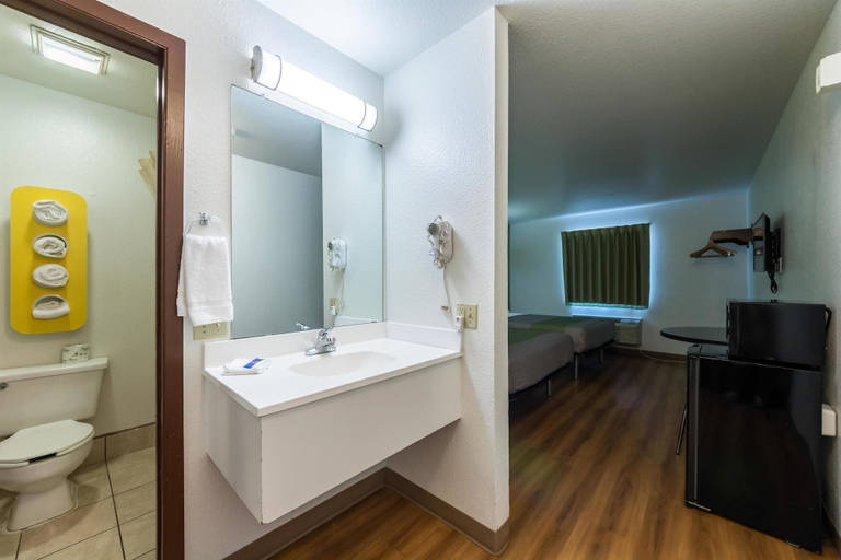 Bathroom 4, Motel 6 Silver City, NM, Grant