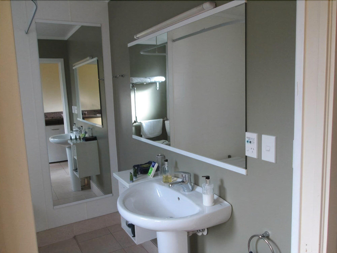 Bathroom 4, Shortland Court Motel, Thames-Coromandel