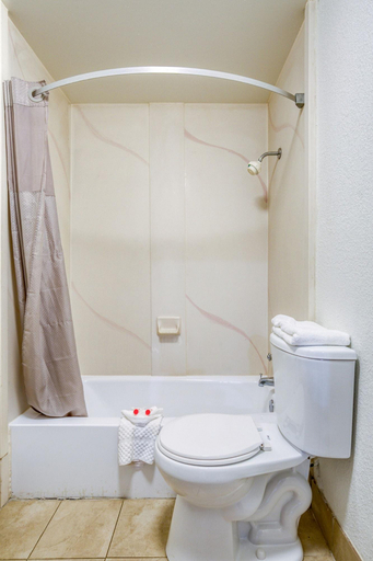 Bathroom 5, FairBridge Inn Express North Lima, Mahoning