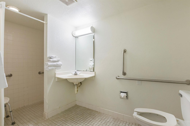 Bathroom 4, Motel 6 Rochester, MN, Olmsted