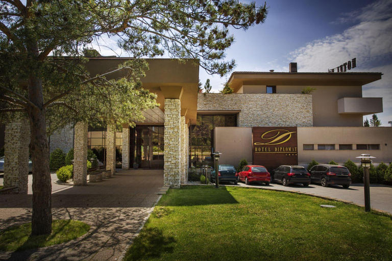 Exterior & Views
