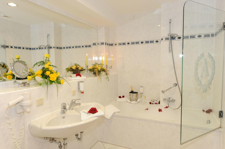 Bathroom 4, Rugard Strandhotel, Vorpommern-Rügen
