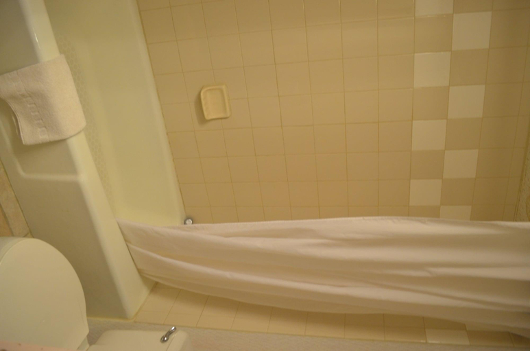 Bathroom 5, National 9 Gillette, Campbell
