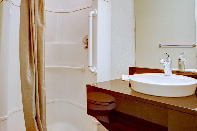 Bathroom 4, Motel 6 Springfield, OR - Eugene North, Lane