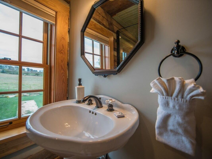 Bathroom 4, Silver Lake Bed Breakfast, Rockingham