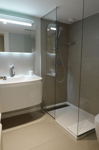 Bathroom 5, Clarance Hotel, Nord