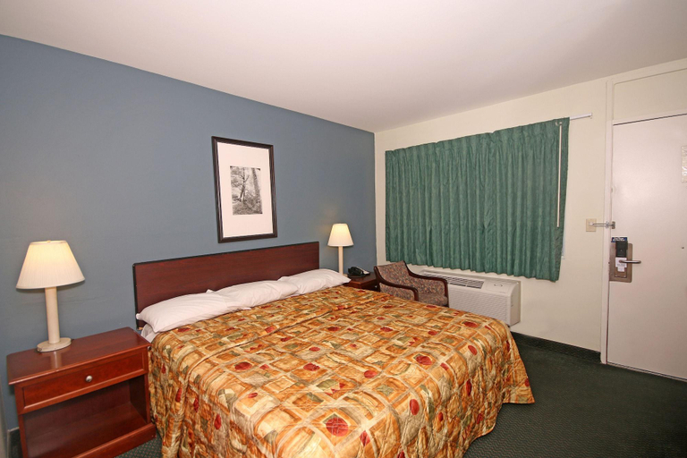 Bedroom 2, Royal Inn & Suites, Mecklenburg