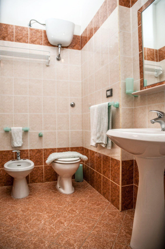 Bathroom 4, Hotel La Caravella, Foggia