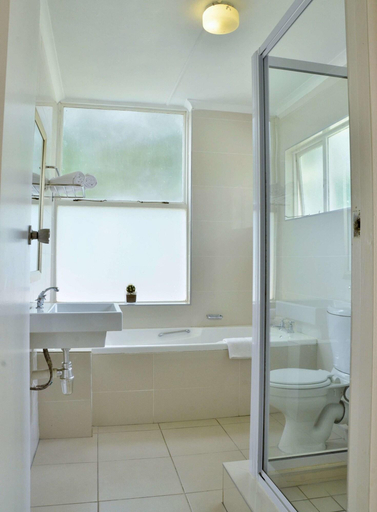 Bathroom 5, The Estuary Hotel Spa, Madalena