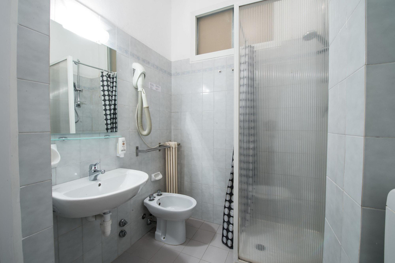 Bathroom 4, Hotel La Marina, Imperia