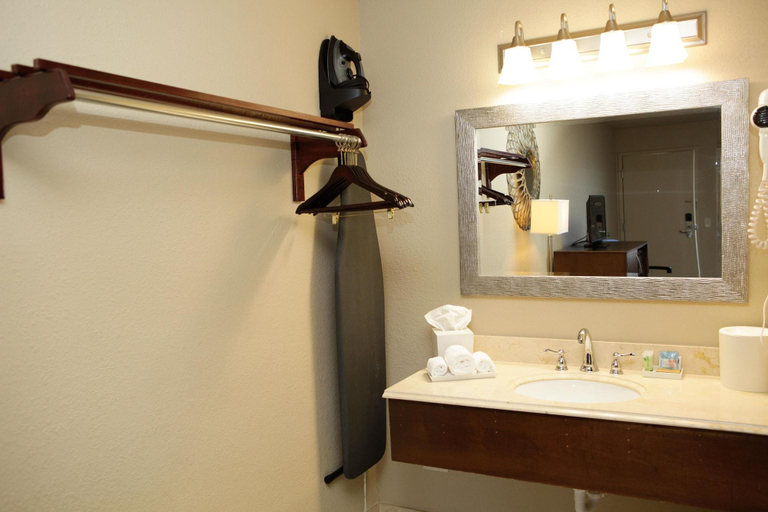 Bathroom, Unique Suites Hotel, Coles