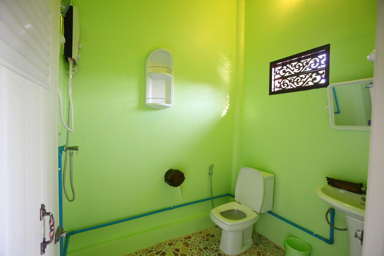 Bathroom 4, PP Red Tuna Hut, Mueang Krabi