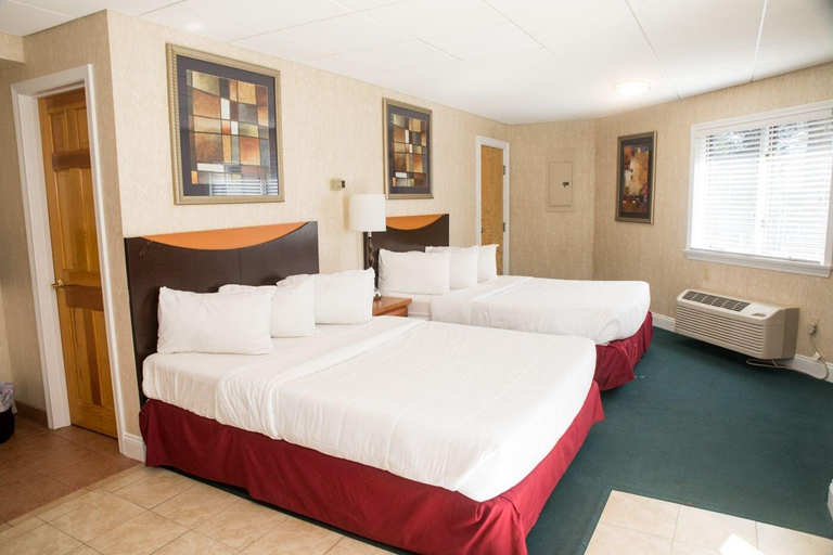 Bedroom 5, Cedar Park Inn & Whirlpool Suites, New London