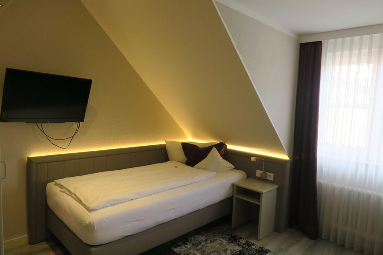 Bedroom 4, Flair Hotel Waldkrug, Paderborn