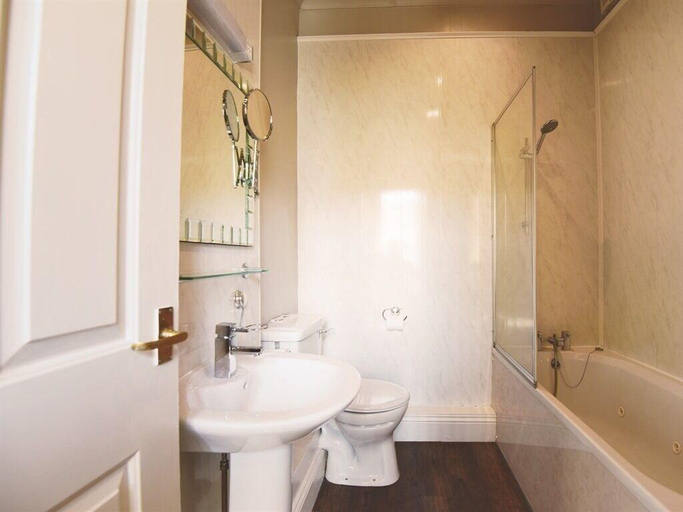 Bathroom, The Black Bull Inn, Northumberland