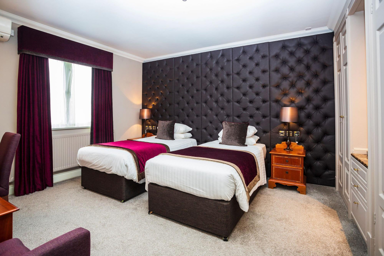 Bedroom 2, Moat House Hotel (Acton Trussell), Staffordshire