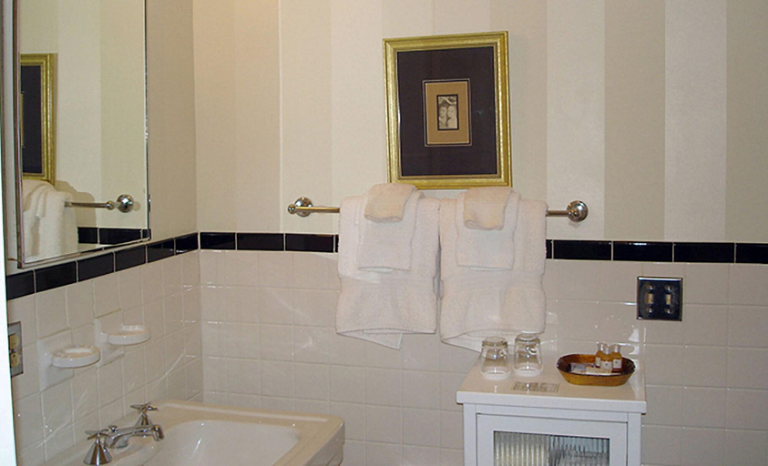 Bathroom 5, The Morgan State House, Albany