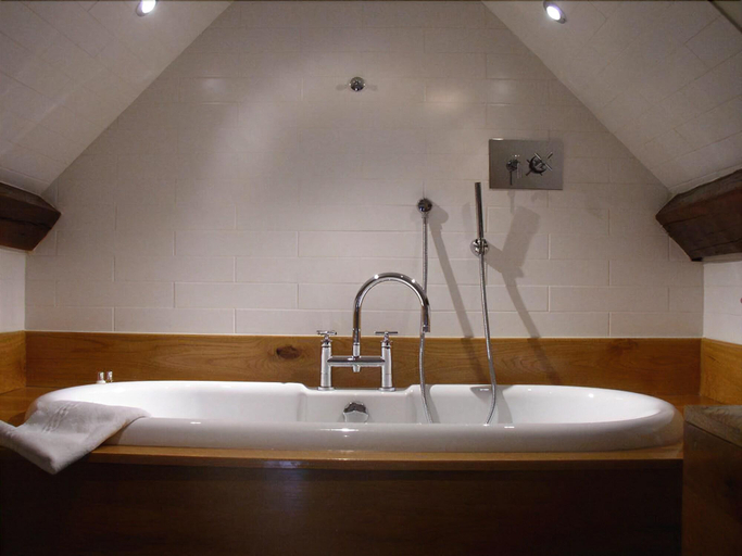 Bathroom 4, 61 Warwick Road, Warwickshire