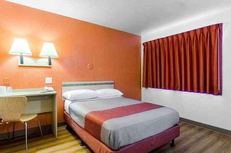 Bedroom 3, Varsity West, Lewis