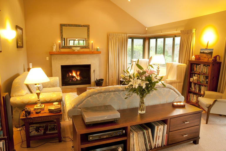 Public Area, Whakaipo Lodge, Taupo