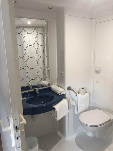 Bathroom 4, ibis budget Mantes la Jolie Sully, Yvelines