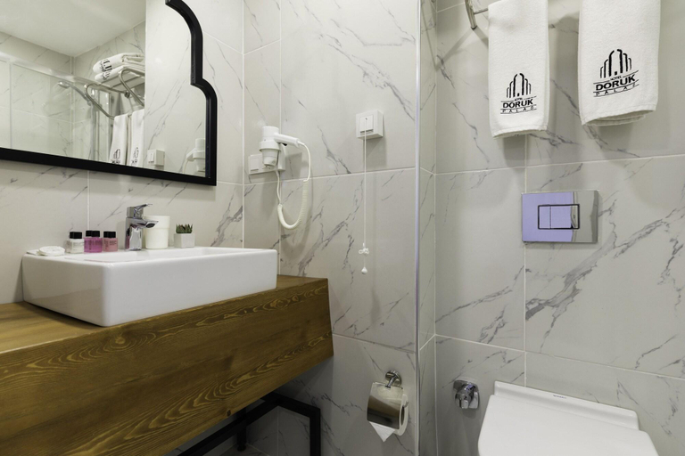 Bathroom 5, Doruk Palas Hotel, Beyoğlu