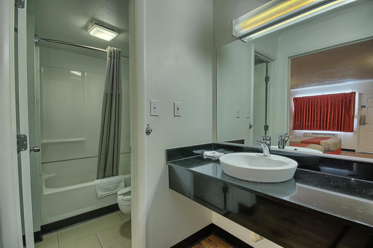 Bathroom 5, Motel 6 Lima, Allen