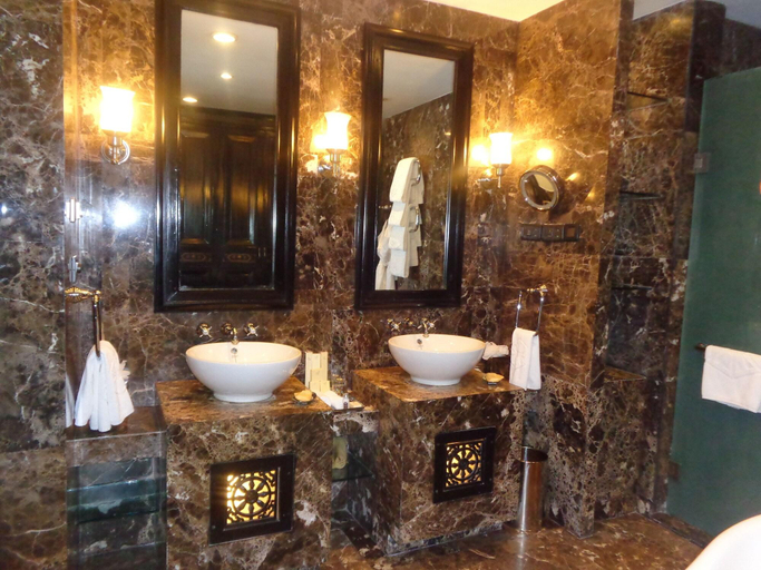 Bathroom 4, Taj Tashi, Chang