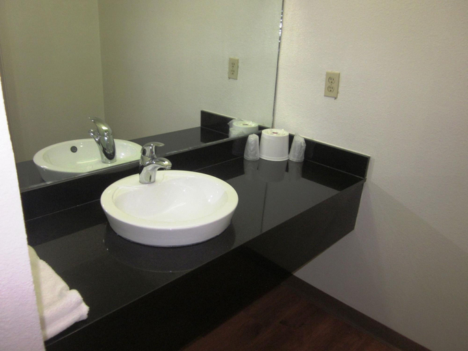 Bathroom 4, Motel 6 Bells, TN - Brownsville, Haywood