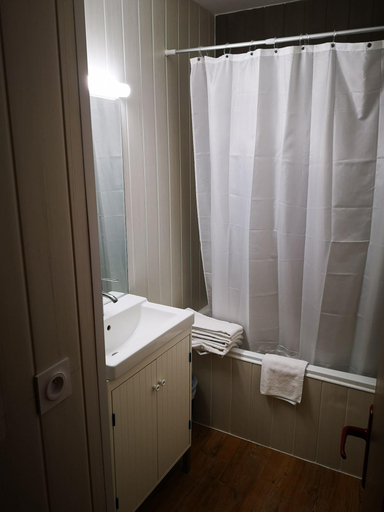 Bathroom 4, Brit Hotel Espace, Alpes-de-Haute-Provence