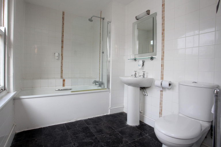 Bathroom 5, White Hart Hotel by Marstons Inns, Hampshire